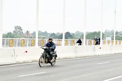 Cảnh báo mất an toàn giao thông trên cầu Nguyễn Hoàng