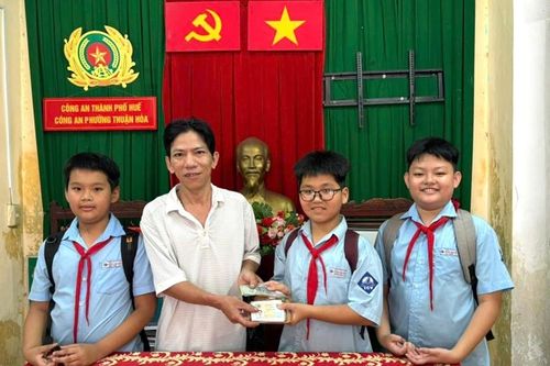 Học sinh Trường THCS Trần Cao Vân trả lại ví tiền cho người đánh rơi