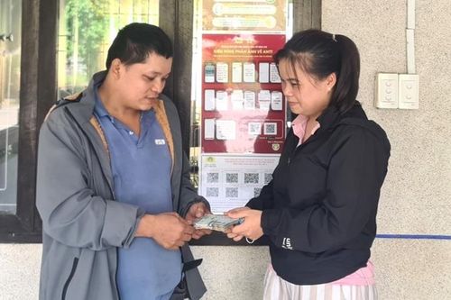 Trao trả 40 triệu đồng cho người dân bị đánh rơi
