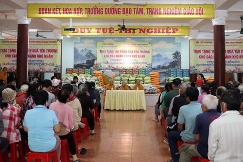 Tịnh xá Ngọc Phương tặng quà đến người dân địa phương nhân tưởng niệm Ni trưởng Huỳnh Liên