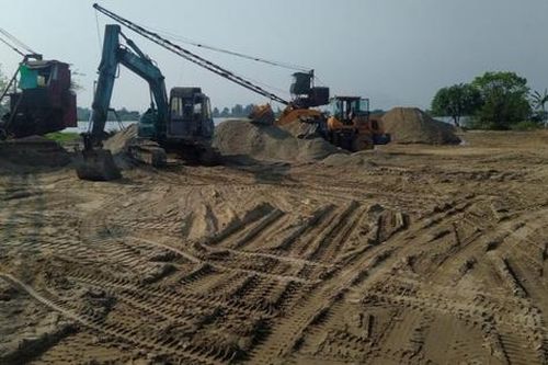 Cát xây dựng ở các tỉnh bắc miền Trung bất ngờ khan hiếm, giá tăng cao