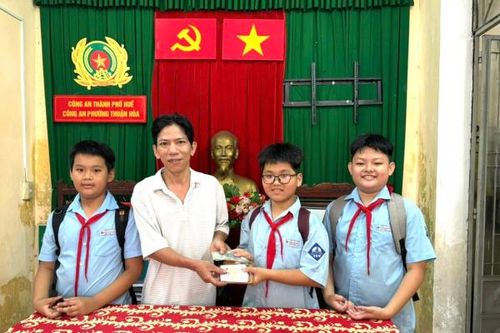 3 học sinh lớp 6 nhặt được tiền nhờ Công an tìm trả cho người đánh rơi