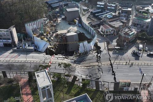 Sập hầm thi công tàu điện ngầm ở Seoul