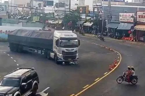 Tài xế thoát chết dưới gầm xe tải
