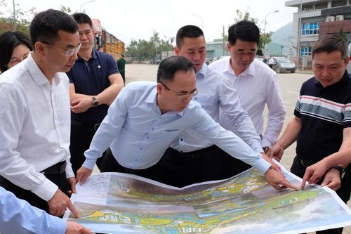 Đoàn công tác Sở Giao thông vận tải Khu tự trị Dân tộc Choang Quảng Tây (Trung Quốc) khảo sát tại Cửa khẩu Quốc tế Trà Lĩnh (Trùng Khánh)