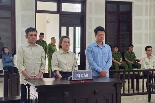 Nhóm nam nữ chuyên đưa người ra nước ngoài 'chui'