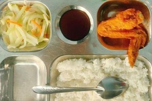 TPHCM: Hàng chục học sinh nghi ngộ độc sau bữa ăn bán trú, phụ huynh lo lắng