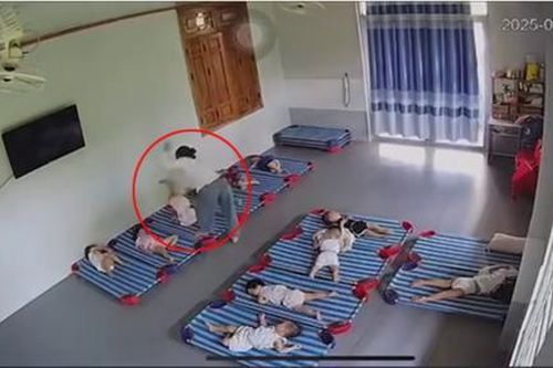 Khẩn trương làm rõ clip cháu bé 20 tháng tuổi bị 'bảo mẫu' dùng cây đánh dã man