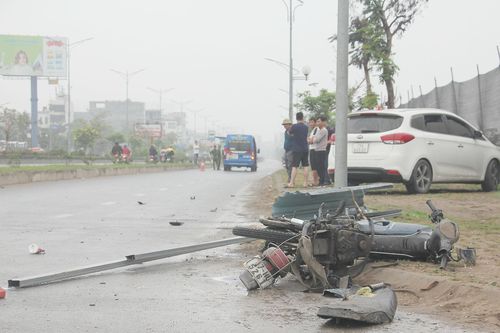 Ô tô khách đâm hai xe máy, một người tử vong