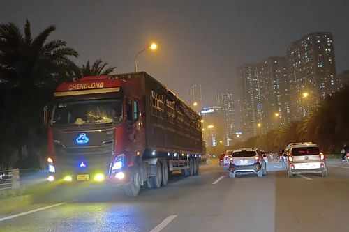 Tài xế xe đầu kéo ngang nhiên quay đầu đi ngược chiều, rọi đèn pha siêu sáng