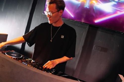 Vướng lùm xùm bạo hành vợ, DJ Ximer bị đình chỉ hoạt động tại đội sản xuất âm nhạc