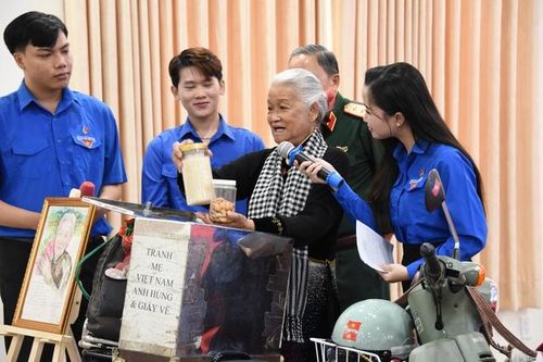 15 năm đi khắp Việt Nam vẽ hơn 3.000 chân dung Mẹ Việt Nam Anh hùng