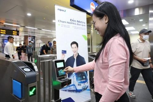Sắp có thẻ 'đa-zi-năng' cho teen TP.HCM: Đi xe buýt, lướt metro gói gọn trong một chạm