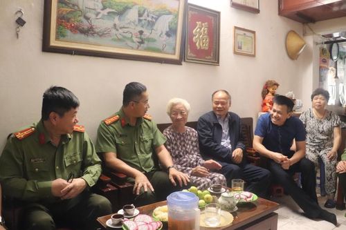 Công an Hà Nội thăm hỏi, tri ân các gia đình chính sách