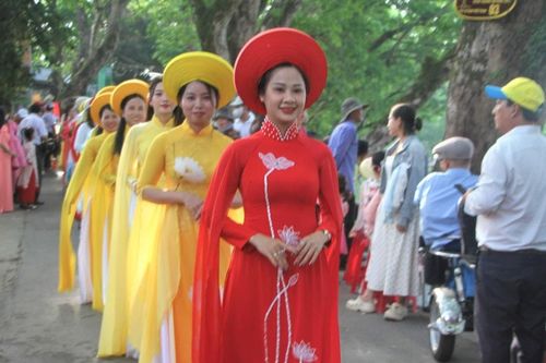 Duyên dáng áo dài mùa hoa sưa