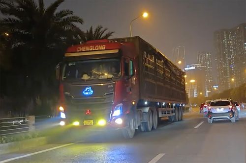 Cận cảnh ôtô đi ngược chiều còn rọi đèn sáng choang ở Hà Nội