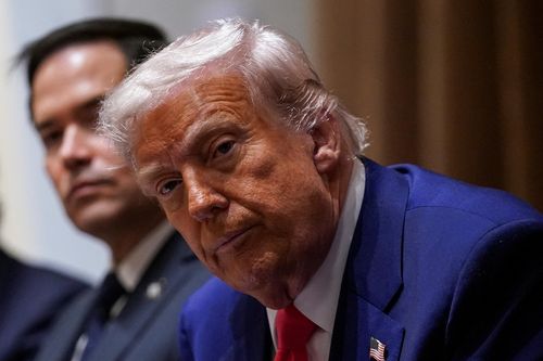 Ông Trump miễn thuế đối ứng với điện thoại, máy tính và chip