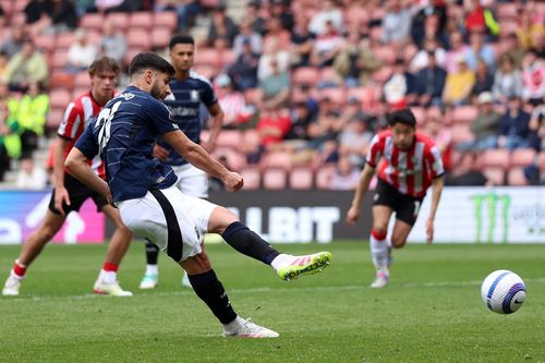 Asensio sút hỏng 2 quả 11 mét liên tiếp