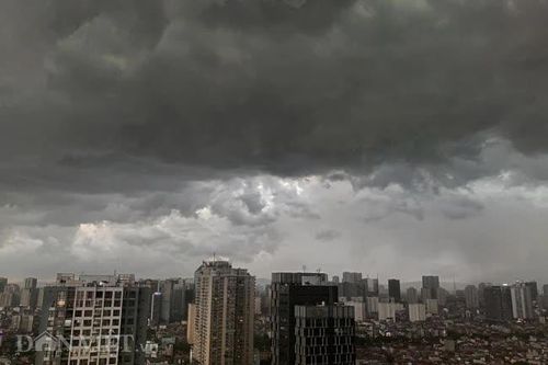 Cảnh báo mưa lớn, dông lốc khu vực nội thành Hà Nội