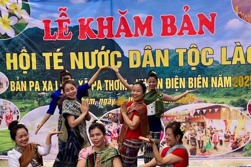 Về Pa Thơm vui hội 'Khăm bản' truyền thống của người Lào
