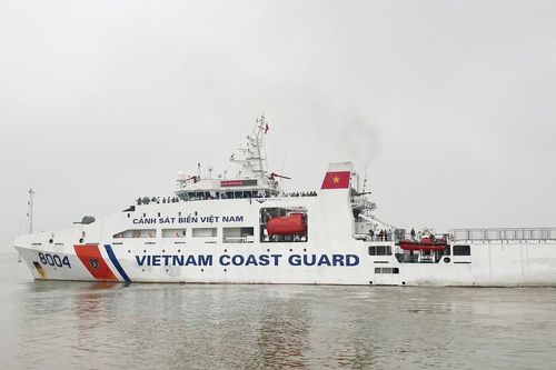 Hình ảnh tàu CSB 8004 lên đường nắm tình hình các vùng biển, đảo ven bờ năm 2025