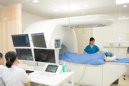 Loại bỏ khối u không cần mổ bằng kỹ thuật mới cho hàng trăm bệnh nhân