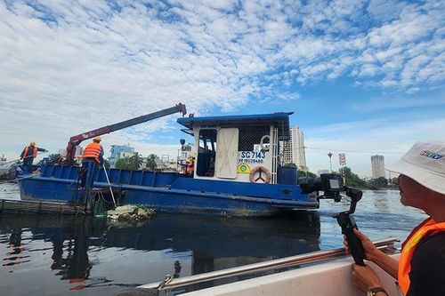 Phim tài liệu truyền hình 'Vượt sóng' ra rạp