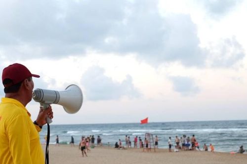 Quảng Bình: Một du khách tắm biển bị sóng cuốn được cứu kịp thời