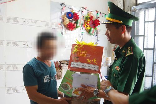 Cứu kịp thời một người dân ở Nha Trang nhảy cầu Trần Phú