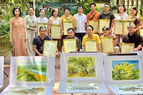 Rực rỡ sắc hoa sưa trong những bức ký họa