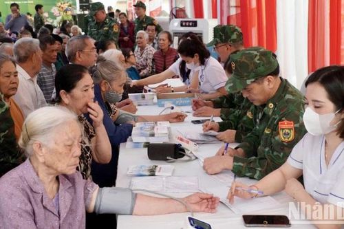Quân y Việt Nam-Trung Quốc phối hợp khám, chữa bệnh, phát thuốc miễn phí cho nhân dân biên giới
