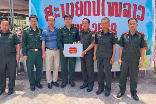 Bộ đội Biên phòng tỉnh Nghệ An chúc Tết Bunpimay lực lượng vũ trang và nhân dân khu vực biên giới Lào