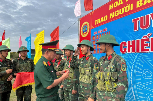 Chiến sĩ mới Sư đoàn 5 (Quân khu 7) quyết giành 'hoa điểm giỏi'