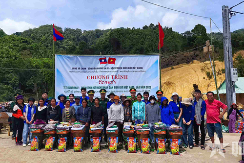Trao 650 suất quà tặng nhân dân 8 bản khu vực biên giới Việt Nam - Lào