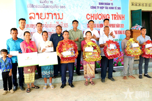 Thắm tình đoàn kết Việt - Lào anh em