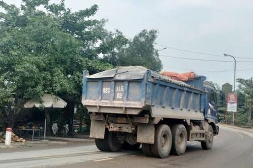 Xe tải chở đất có 'ngọn' gây ô nhiễm môi trường, tiềm ẩn nguy cơ mất an toàn giao thông