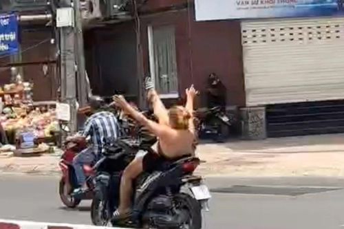 Xác minh clip người phụ nữ chạy xe máy buông 2 tay, 'múa' chân trên đường