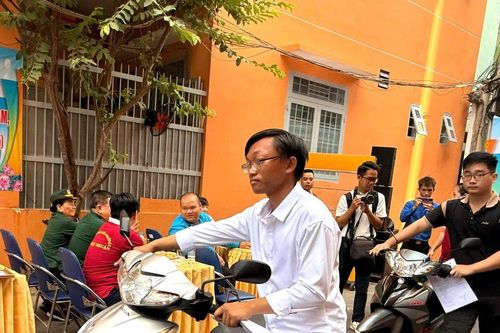 Người dân vui mừng khi được hỗ trợ sửa nhà, trao phương tiện sinh kế