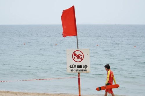 Nha Trang chuẩn bị trục vớt sà lan chìm 6 năm trước
