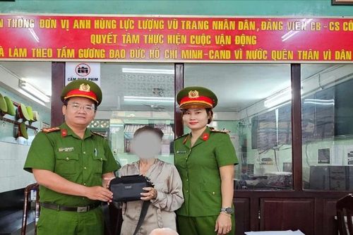 TPHCM: Công an phường tìm lại tài sản du khách nước ngoài đánh rơi