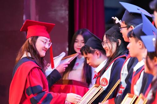 Nhiều tân cử nhân UEF gây ấn tượng với thành tích tiếng Anh và học vượt tiến độ