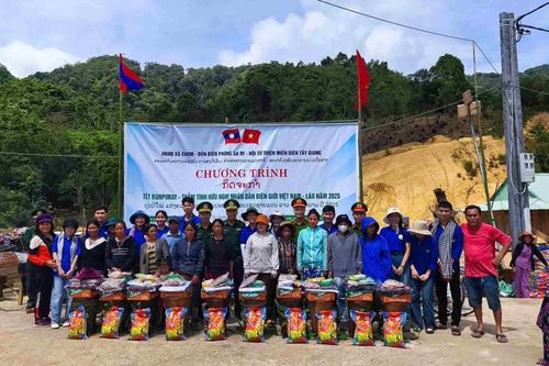 Tặng 650 suất quà cho nhân dân 8 bản giáp biên của Lào nhân dịp Tết Bunpimay