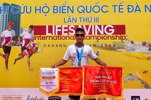 Nhân viên ngân hàng dũng cảm lao xuống sông cứu người nhảy cầu