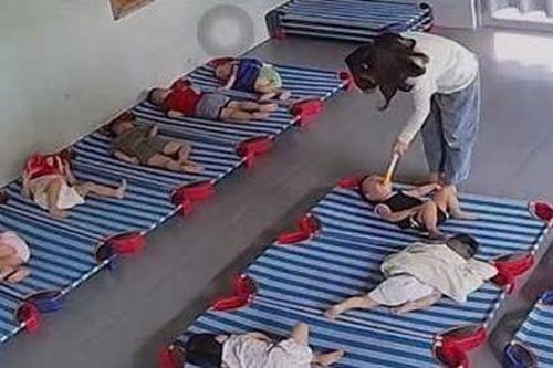 Tin mới vụ bảo mẫu xách ngược chân, đánh tới tấp trẻ 20 tháng tuổi ở Quảng Nam