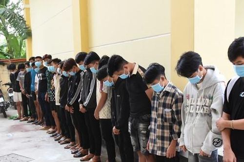 Mâu thuẫn khi lưu thông trên đường, thiếu niên kéo 30 người mang hung khí đi đánh nhau