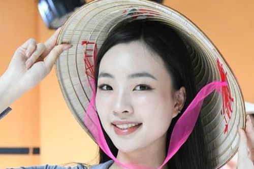 Thí sinh Hoa hậu Việt Nam tập múa nón