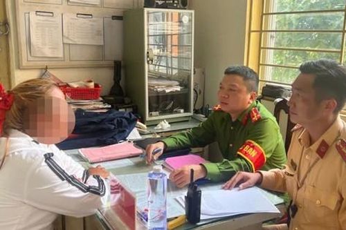 Danh tính người phụ nữ mặc áo yếm thả 2 tay, giơ cao chân nhún nhảy khi lái xe máy