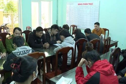 Bắt giữ 8 đối tượng dùng vỏ chai bia tấn công người đi đường