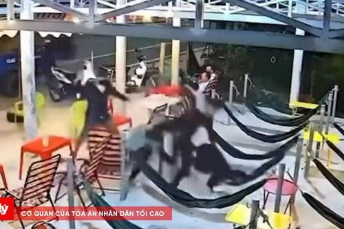 Ba thiếu niên bị chém trọng thương tại quán cà phê