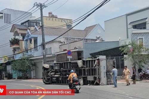Xe tải lật ngang giữa đường, tài xế may mắn thoát chết